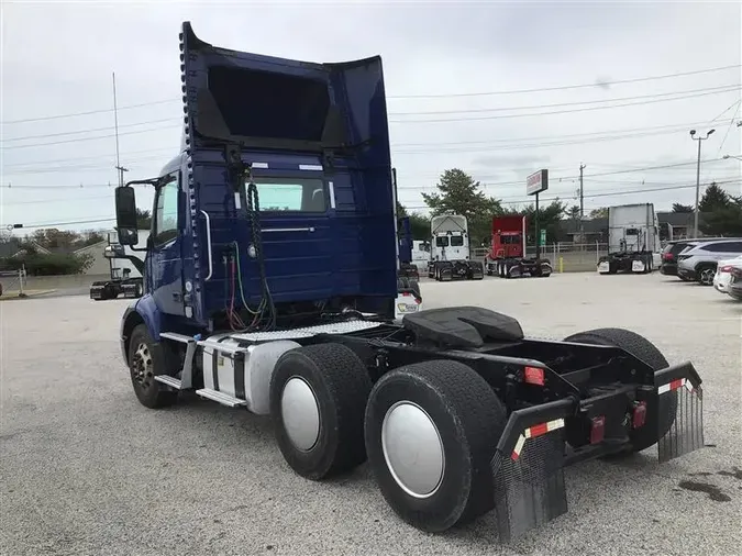 2020 VOLVO VNR300