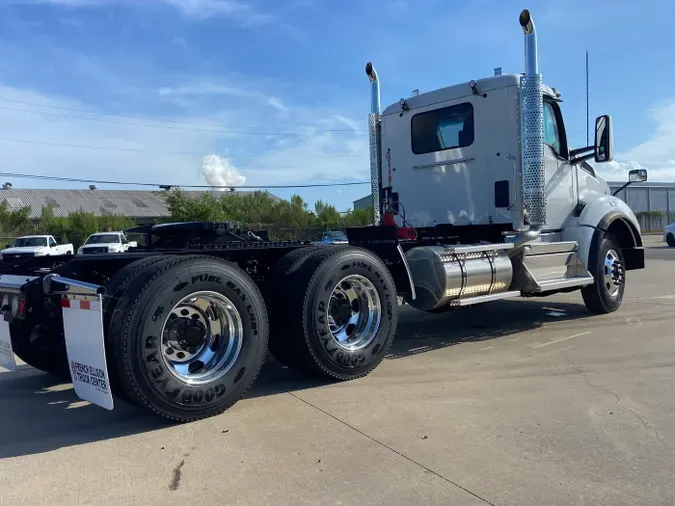 2025 Kenworth T880