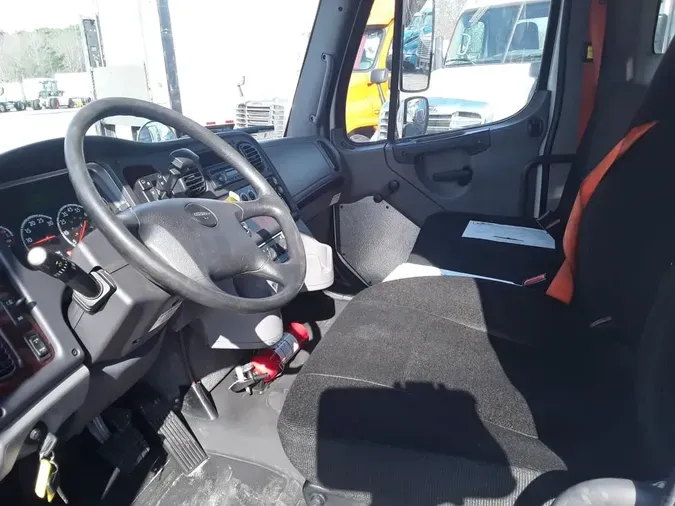 2016 FREIGHTLINER M2 106
