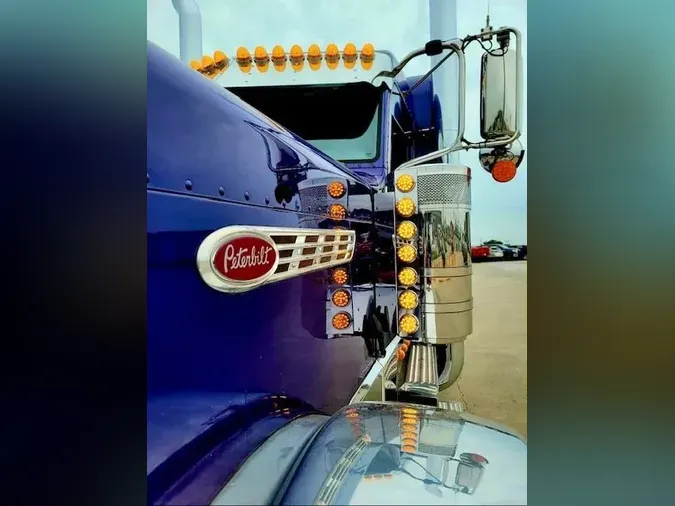 2022 Peterbilt 389