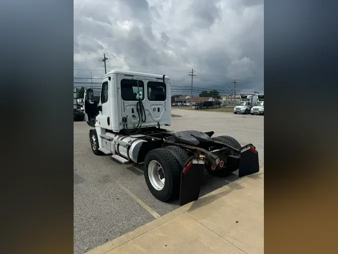 2017 FREIGHTLINER/MERCEDES CASCADIA 125