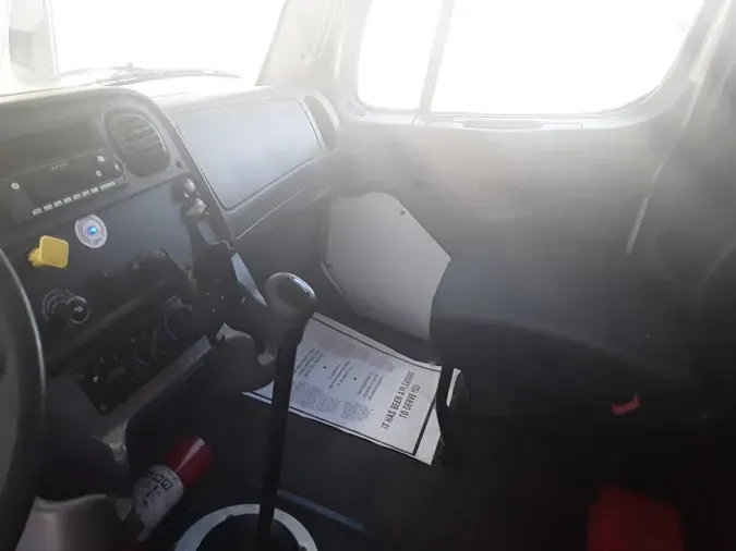 2015 FREIGHTLINER M2 106