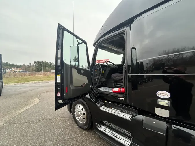 2021 Volvo VNL 860