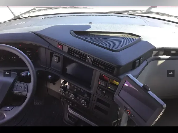 2025 VOLVO VNL64T860