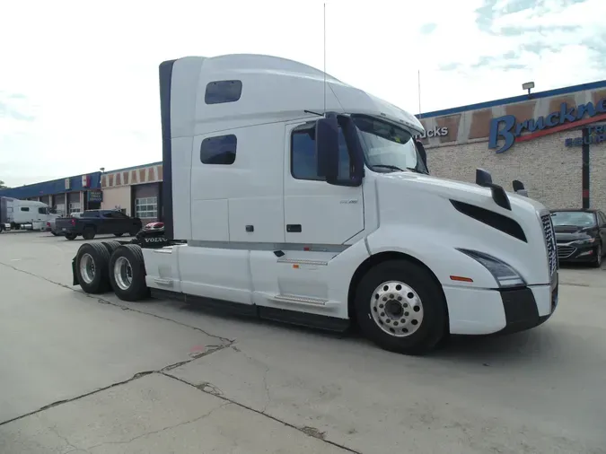 2025 VOLVO VNL64T760