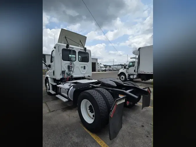 2015 FREIGHTLINER/MERCEDES CASCADIA 113