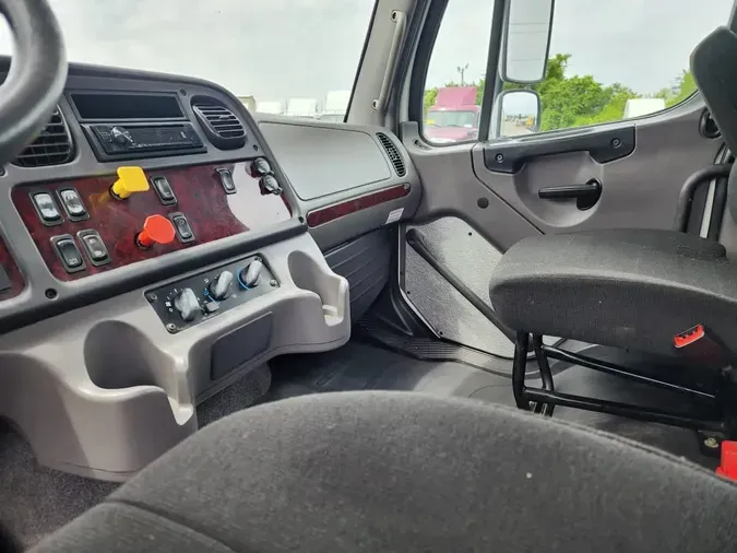 2016 FREIGHTLINER M2 106