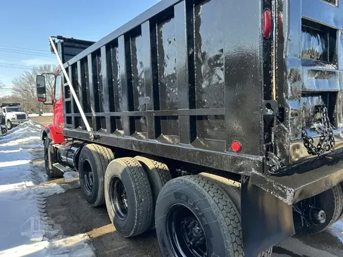 2003 VOLVO VHD104F300