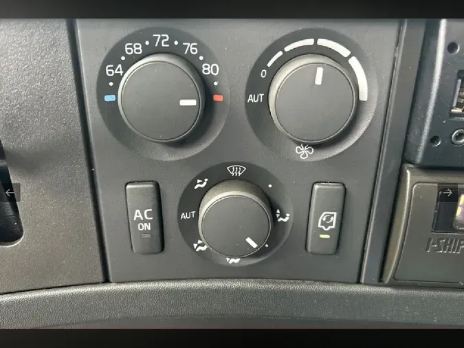 2025 VOLVO VNL64T760