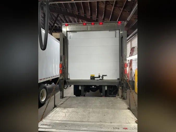2019 FREIGHTLINER M2 106