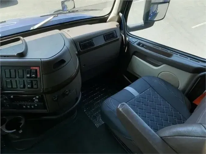 2017 VOLVO VNL64T670