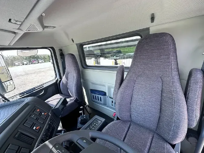 2025 VOLVO VHD84B300
