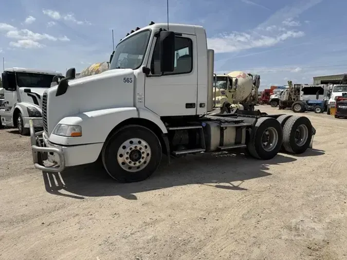 2018 VOLVO VNM64T200