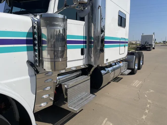 2023 Peterbilt 389