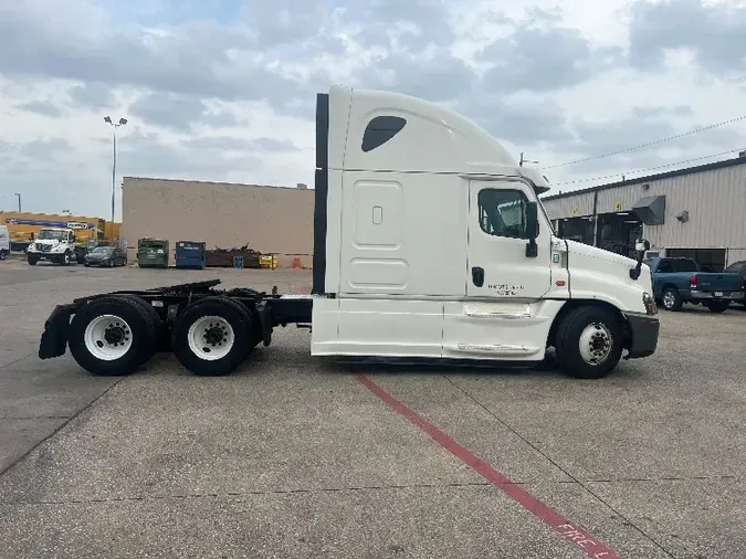 2020 Freightliner X12564ST