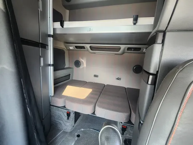 2025 VOLVO VNL64T860