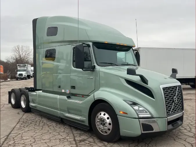 2025 VOLVO VNL64T760