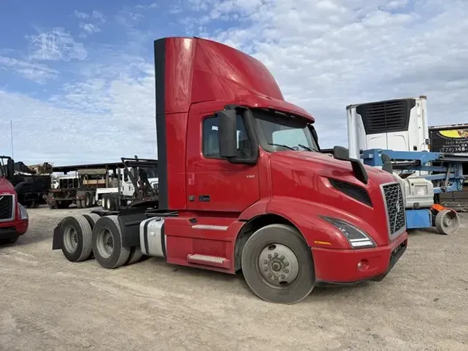 2022 VOLVO VNR64T300