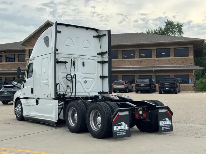 2022 FREIGHTLINER Cascadia 126bc3283763d002f7fcefe92763cc6095c