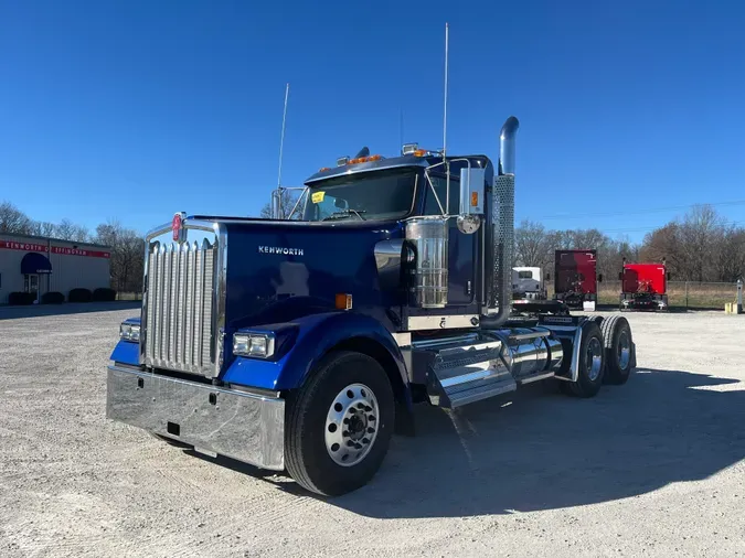 2025 Kenworth W900