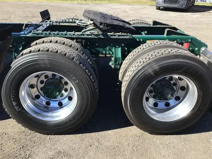 2019 VOLVO VNL300