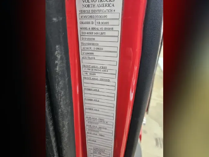 2022 VOLVO VNR64T300