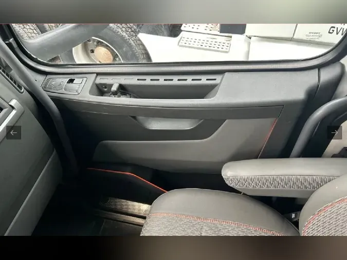 2025 VOLVO VNL64T760