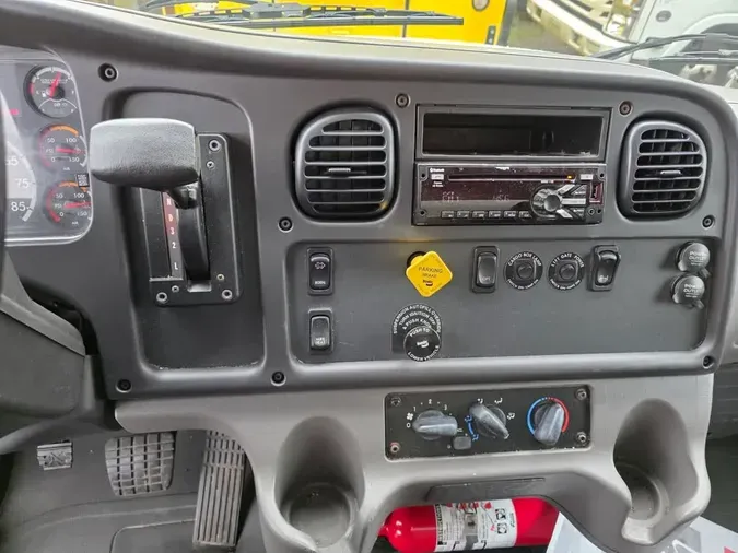 2018 FREIGHTLINER M2 106