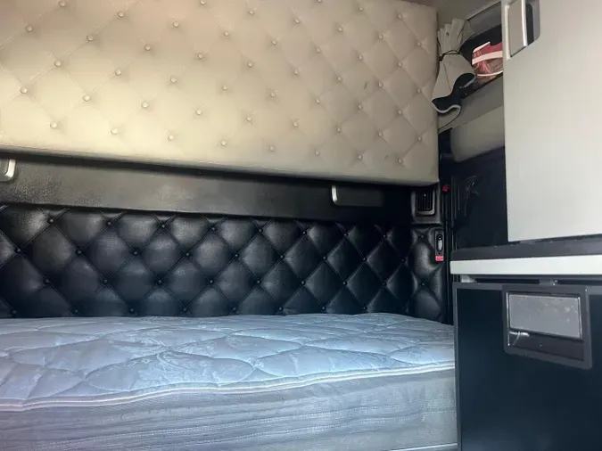 2023 Kenworth W990