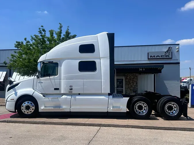 2025 VOLVO VNL64T860