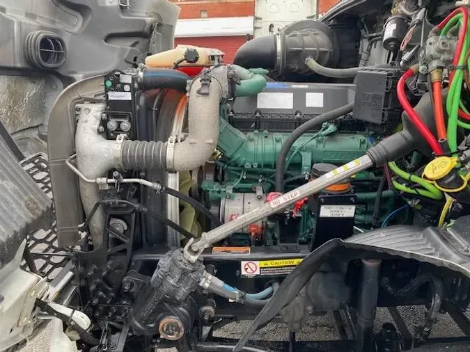 2023 Volvo VNR64T400