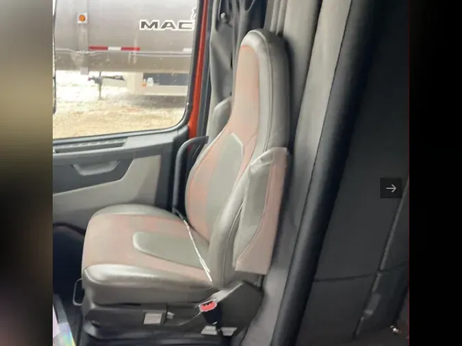 2021 VOLVO VNL64T860