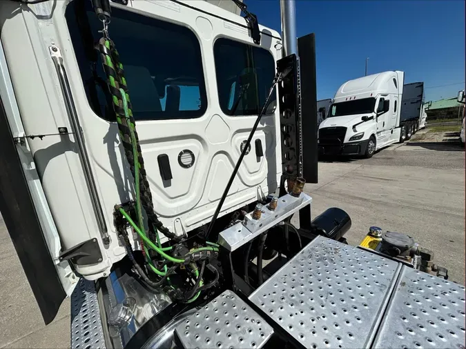 2022 Freightliner Cascadia 126