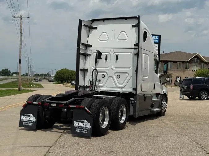 2022 FREIGHTLINER Cascadia 126