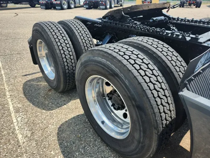 2023 VOLVO VNL64T860