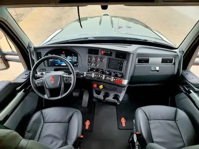 2023 Kenworth W990
