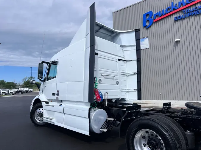 2025 VOLVO VNR64T640