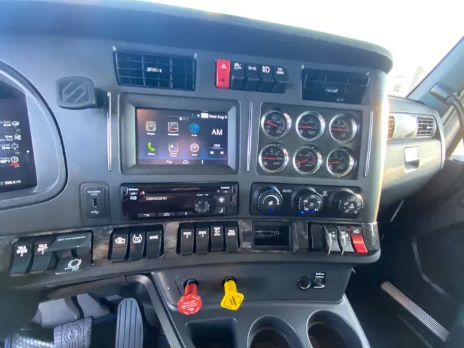 2023 Kenworth W990