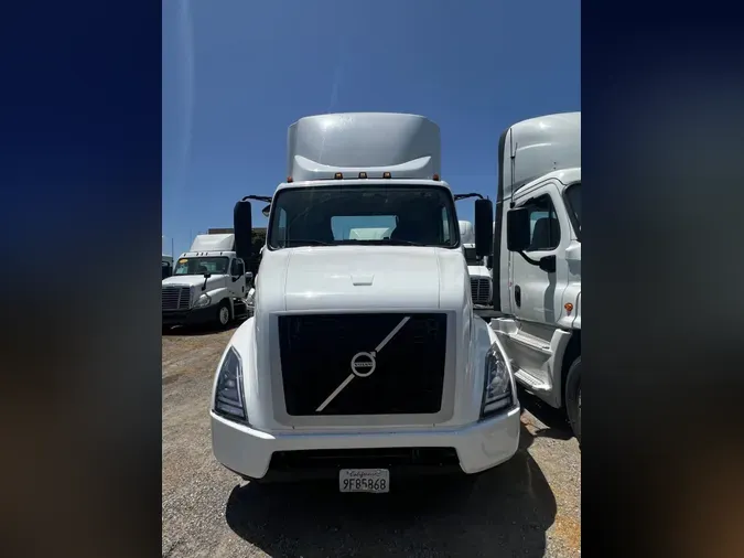 2018 VOLVO VNL64T-300