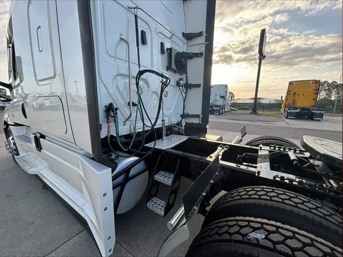 2021 Freightliner Cascadia 126bd010187640e8ed2e47e0659a3fa57d7