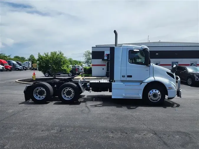 2023 VOLVO VNR64T300bd061918b21daf1f177c3ebaedc1c106