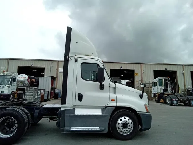 2019 Freightliner Cascadia 125bd08a5c740d9cc9cdfe47c8e2a955ef2