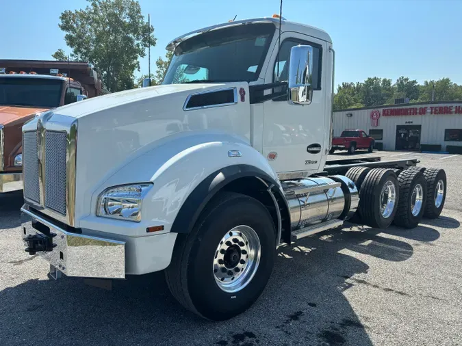 2025 Kenworth T880