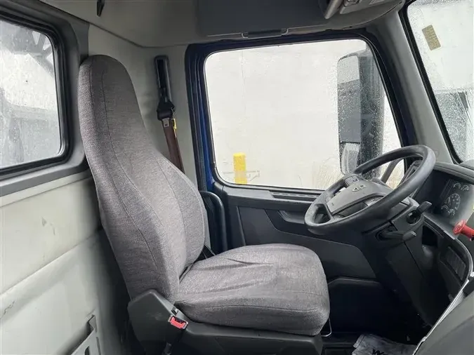 2019 VOLVO VNR64T300