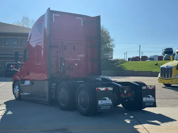 2022 FREIGHTLINER Cascadia 126