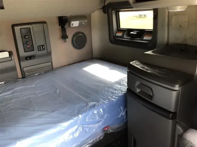 2019 VOLVO VNL740