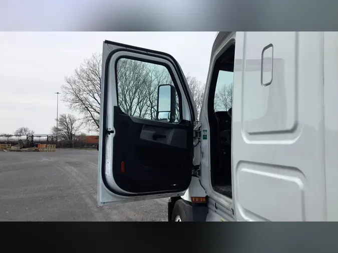 2021 Freightliner Cascadia 126