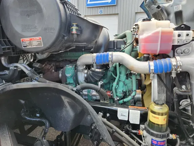 2022 VOLVO VNL64T740
