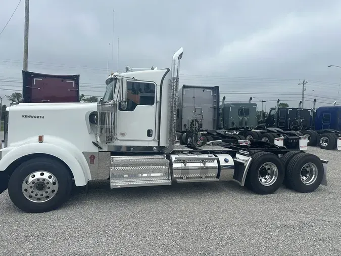 2025 Kenworth W900