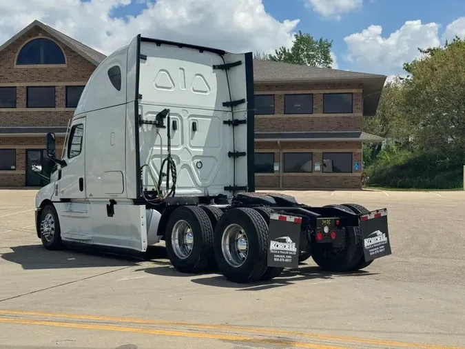 2021 FREIGHTLINER Cascadia 126